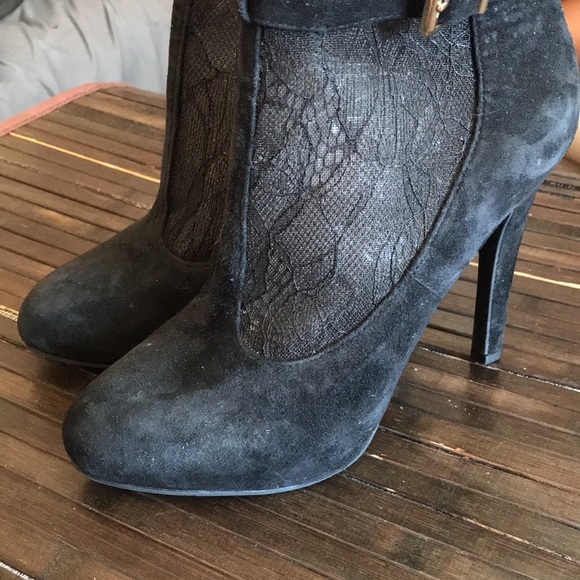 🚨B2G1 JESSICA SIMPSON Black Leather Lace & Velvet /Gold Heeled Booties - Picture 3 of 9